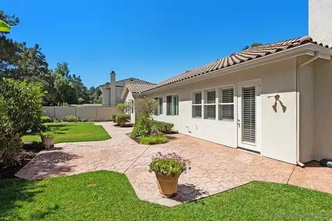 Exterior - 672 Inverlochy Dr, Fallbrook, CA 92028 photo 5 of 8