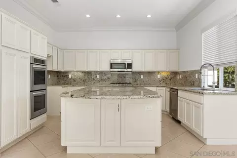 Kitchen - 672 Inverlochy Dr, Fallbrook, CA 92028 photo 1 of 6
