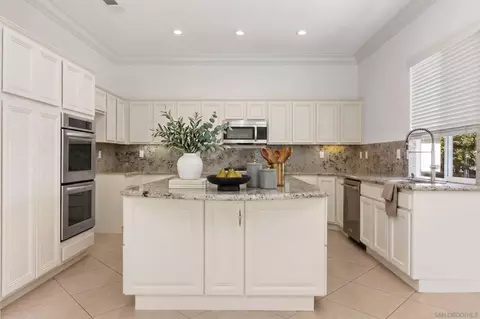 Kitchen - 672 Inverlochy Dr, Fallbrook, CA 92028 photo 1 of 7