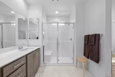Bath - 39392 Corvina Ln, Temecula, CA 92591 photo 1 of 2