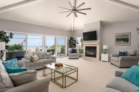 Living - 5918 Germaine Ln, La Jolla, CA 92037 photo 3 of 4