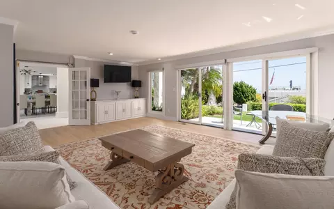 Living - 5918 Germaine Ln, La Jolla, CA 92037 photo 1 of 4