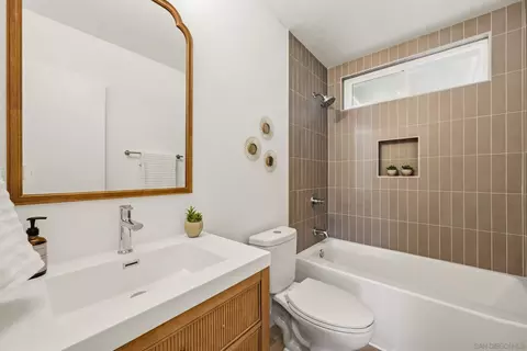 Bath - 13736 Woodgate Pl, Poway, CA 92064 photo 3 of 3