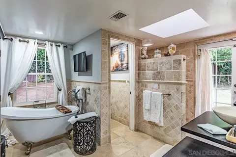 Bath - 1005 Solymar Dr, La Jolla, CA 92037 photo 1 of 1