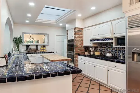 Kitchen - 1005 Solymar Dr, La Jolla, CA 92037 photo 4 of 5