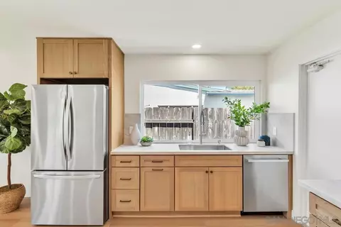 Kitchen - 10016 Bilteer Ct, Santee, CA 92071 photo 9 of 11
