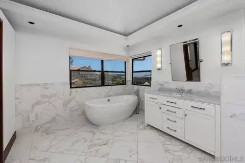 Bath - 855 Muirlands Dr, La Jolla, CA 92037 photo 2 of 4