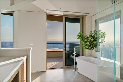 Bath - 1230 Neptune Ave, Encinitas, CA 92024 photo 2 of 7