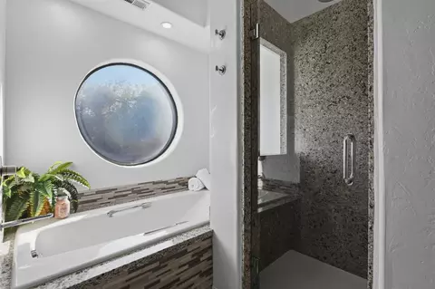 Bath - 4165 Manchester Ave, Encinitas, CA 92024 photo 3 of 4