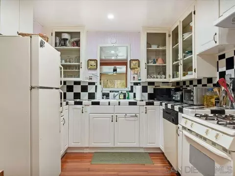 Kitchen - 27961 Rainbow Dr, Lake Arrowhead, CA 92352 photo 1 of 4