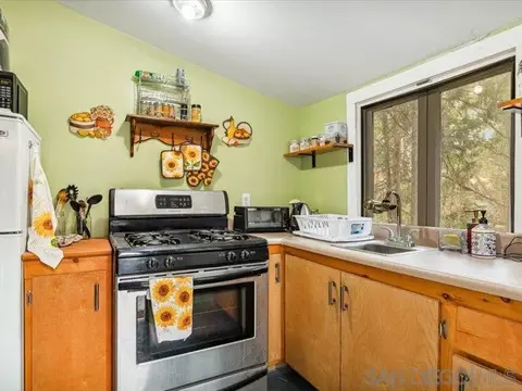 Kitchen - 27961 Rainbow Dr, Lake Arrowhead, CA 92352 photo 3 of 4