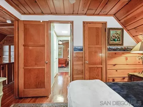Bedroom - 27961 Rainbow Dr, Lake Arrowhead, CA 92352 photo 3 of 9