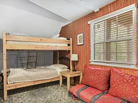Bedroom - 27961 Rainbow Dr, Lake Arrowhead, CA 92352 photo 2 of 9