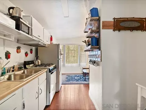 Kitchen - 27961 Rainbow Dr, Lake Arrowhead, CA 92352 photo 2 of 4