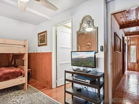 Bedroom - 27961 Rainbow Dr, Lake Arrowhead, CA 92352 photo 5 of 9