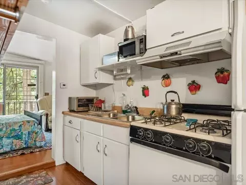 Kitchen - 27961 Rainbow Dr, Lake Arrowhead, CA 92352 photo 4 of 4