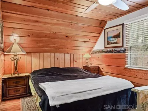 Bedroom - 27961 Rainbow Dr, Lake Arrowhead, CA 92352 photo 4 of 9