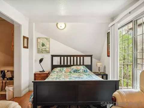 Bedroom - 27961 Rainbow Dr, Lake Arrowhead, CA 92352 photo 7 of 9