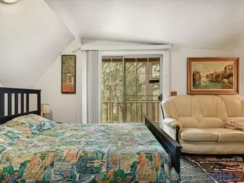 Bedroom - 27961 Rainbow Dr, Lake Arrowhead, CA 92352 photo 8 of 9