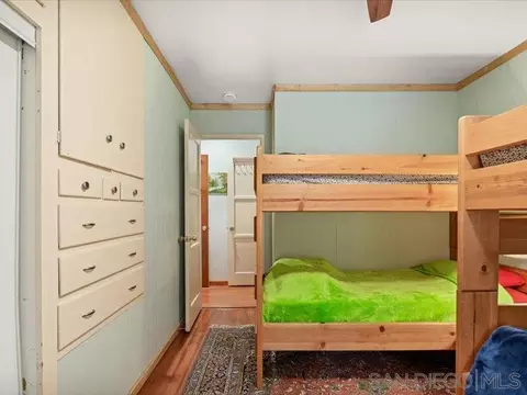 Bedroom - 27961 Rainbow Dr, Lake Arrowhead, CA 92352 photo 6 of 9