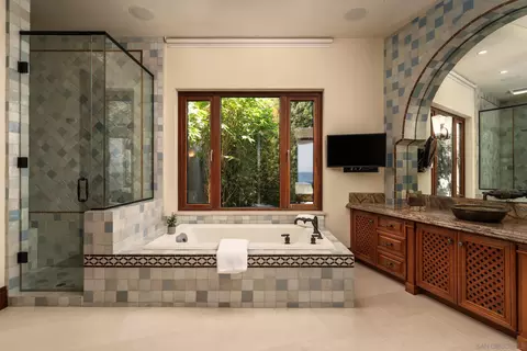 Bath - 1828 Spindrift Dr, La Jolla, CA 92037 photo 2 of 4