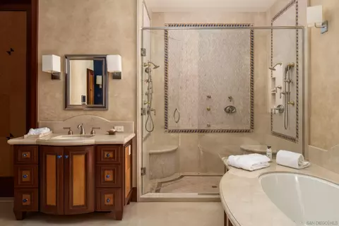 Bath - 1828 Spindrift Dr, La Jolla, CA 92037 photo 4 of 4