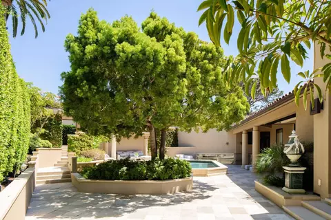 Exterior - 1828 Spindrift Dr, La Jolla, CA 92037 photo 2 of 6