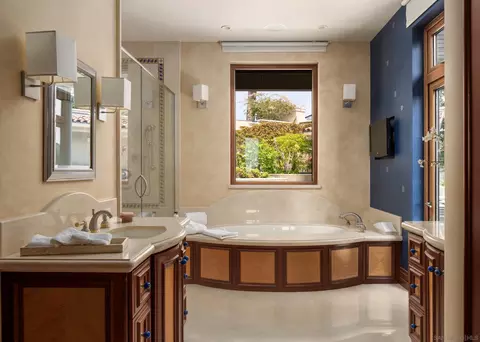 Bath - 1828 Spindrift Dr, La Jolla, CA 92037 photo 3 of 4