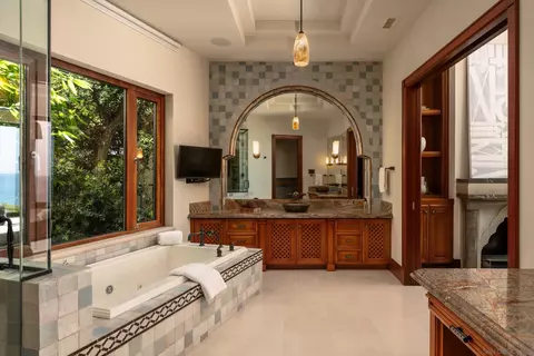 Bath - 1828 Spindrift Dr, La Jolla, CA 92037 photo 1 of 4