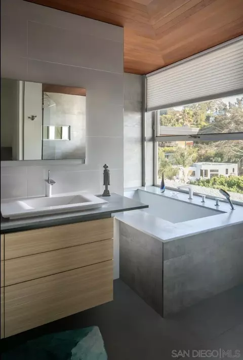 Bath - 1956 Seaview Ave, Del Mar, CA 92014 photo 2 of 6