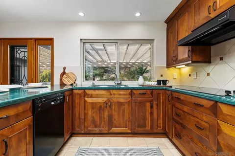 Kitchen - 1007 Passiflora Ave, Encinitas, CA 92024 photo 4 of 6