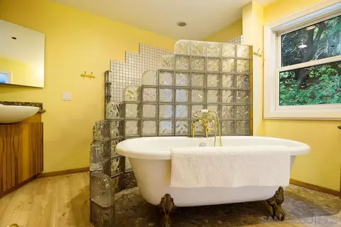 Bath - 9707 Shadow Rd, La Mesa, CA 91941 photo 8 of 10