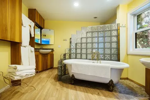 Bath - 9707 Shadow Rd, La Mesa, CA 91941 photo 4 of 10