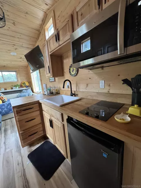 Kitchen - 3064 Live Oak Park Rd, Fallbrook, CA 92028 photo 10 of 11