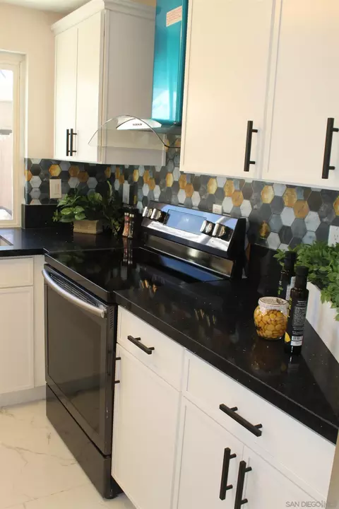 Kitchen - 11935 Royal Rd UNIT B, El Cajon, CA 92021 photo 3 of 5