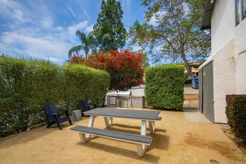 Exterior - 725 Alturas Ln, Fallbrook, CA 92028 photo 2 of 8