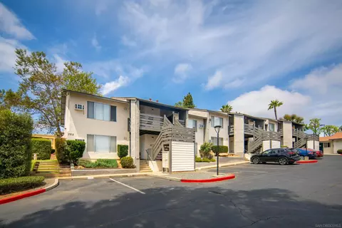 Exterior - 725 Alturas Ln, Fallbrook, CA 92028 photo 4 of 8