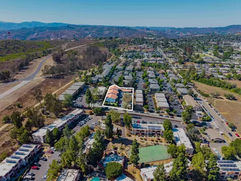 View/Area - 725 Alturas Ln, Fallbrook, CA 92028 photo 4 of 8