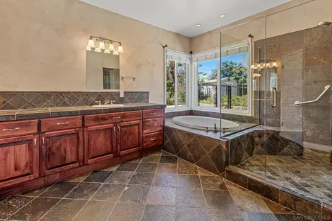 Bath - 1290 Daxi Ln, Escondido, CA 92029 photo 1 of 3