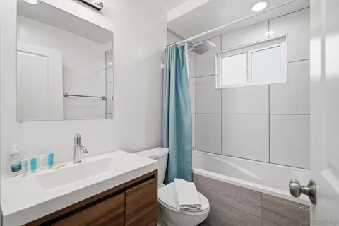 Bath - 521 Arenas St, La Jolla, CA 92037 photo 1 of 7