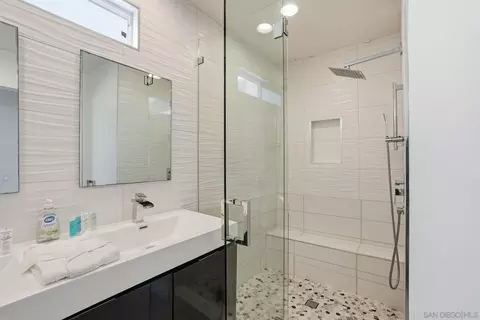 Bath - 521 Arenas St, La Jolla, CA 92037 photo 4 of 7