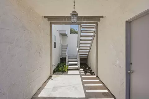 Entry Way - 521 Arenas St, La Jolla, CA 92037 photo 3 of 5