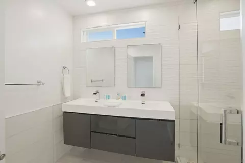 Bath - 521 Arenas St, La Jolla, CA 92037 photo 3 of 7