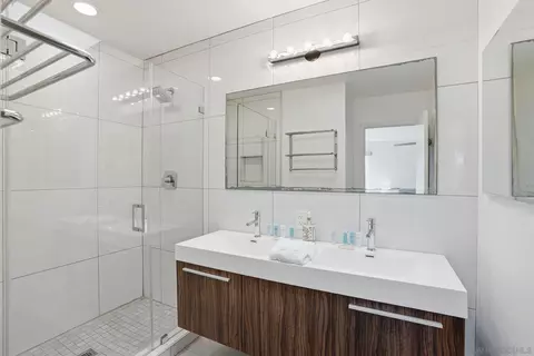 Bath - 521 Arenas St, La Jolla, CA 92037 photo 5 of 7