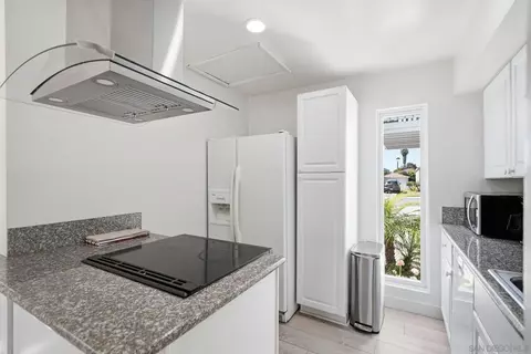 Kitchen - 521 Arenas St, La Jolla, CA 92037 photo 3 of 6