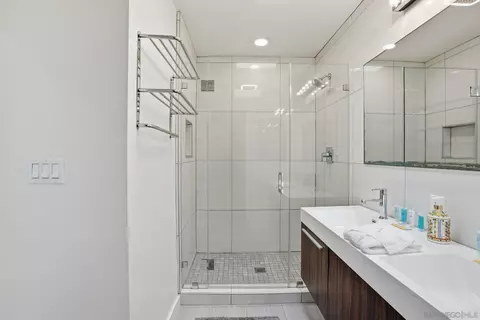 Bath - 521 Arenas St, La Jolla, CA 92037 photo 6 of 7