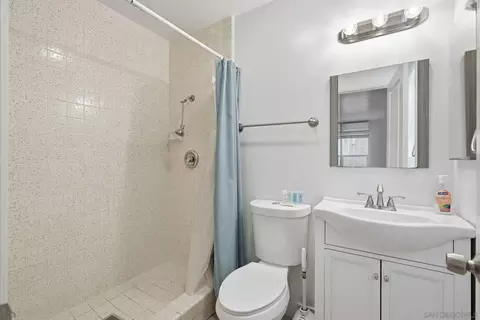 Bath - 521 Arenas St, La Jolla, CA 92037 photo 2 of 7