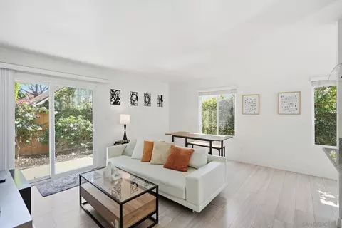 Living - 521 Arenas St, La Jolla, CA 92037 photo 2 of 11
