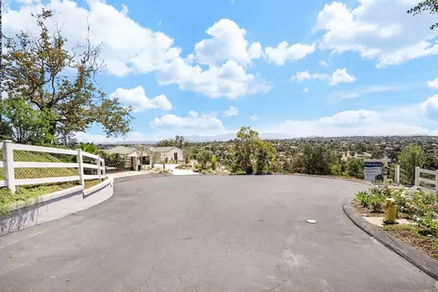 Exterior - 588 Twin Country Ln, Fallbrook, CA 92028 photo 8 of 11