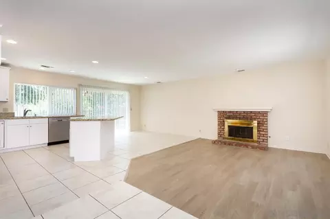 Living - 14933 Cinchring Dr, Poway, CA 92064 photo 4 of 7